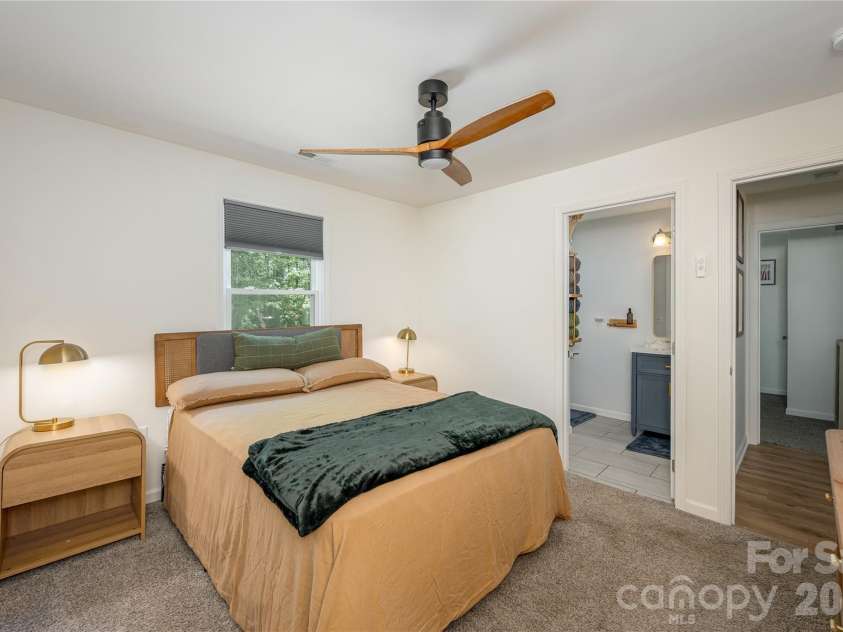 40 Dove Haven Lane, Hendersonville, NC 28791.  MLS# CAR4386023, YatesRealty ID 31325. 