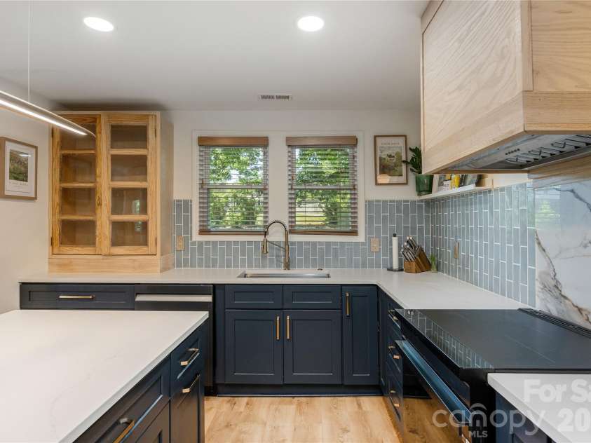 40 Dove Haven Lane, Hendersonville, NC 28791.  MLS# CAR4386023, YatesRealty ID 31325. 