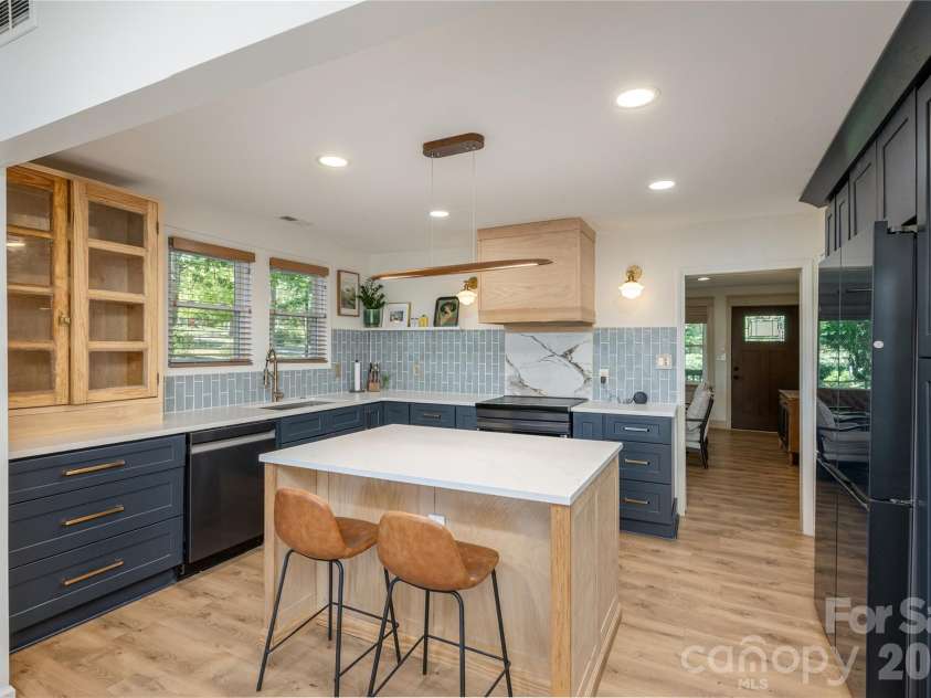 40 Dove Haven Lane, Hendersonville, NC 28791.  MLS# CAR4386023, YatesRealty ID 31325. 