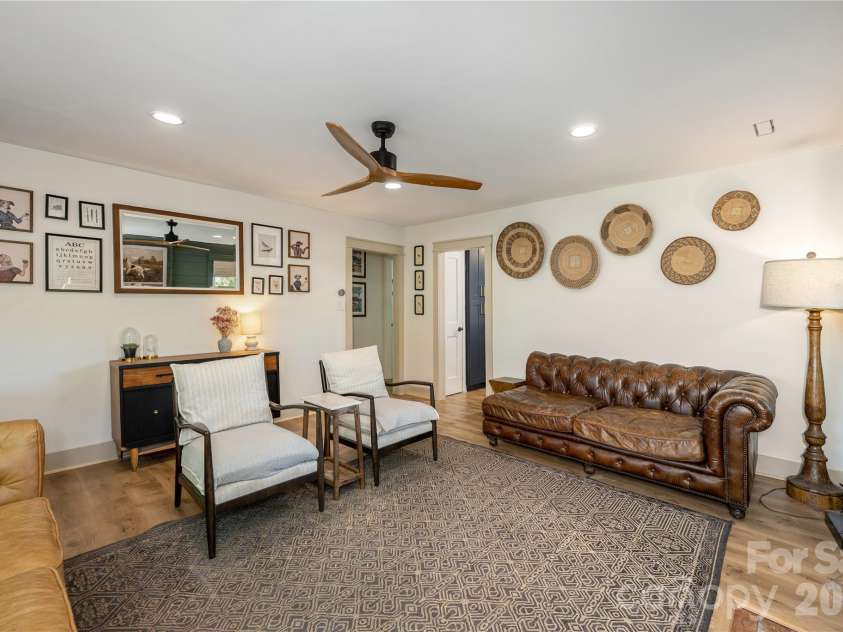 40 Dove Haven Lane, Hendersonville, NC 28791.  MLS# CAR4386023, YatesRealty ID 31325. 