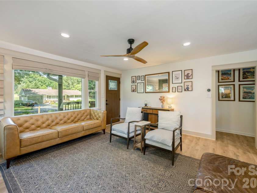 40 Dove Haven Lane, Hendersonville, NC 28791.  MLS# CAR4386023, YatesRealty ID 31325. 