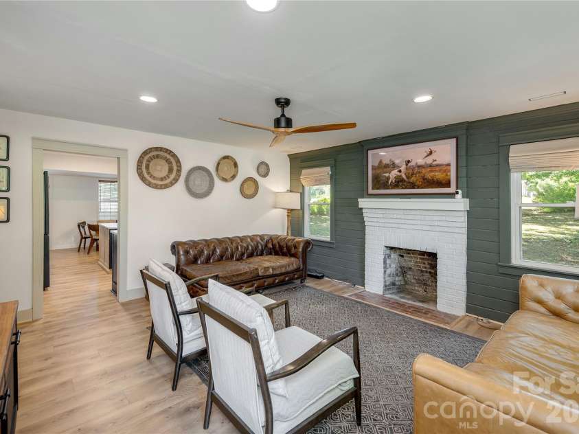 40 Dove Haven Lane, Hendersonville, NC 28791.  MLS# CAR4386023, YatesRealty ID 31325. 
