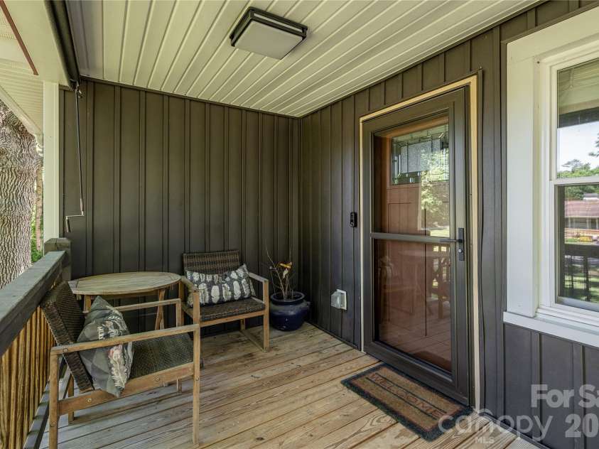 40 Dove Haven Lane, Hendersonville, NC 28791.  MLS# CAR4386023, YatesRealty ID 31325. 