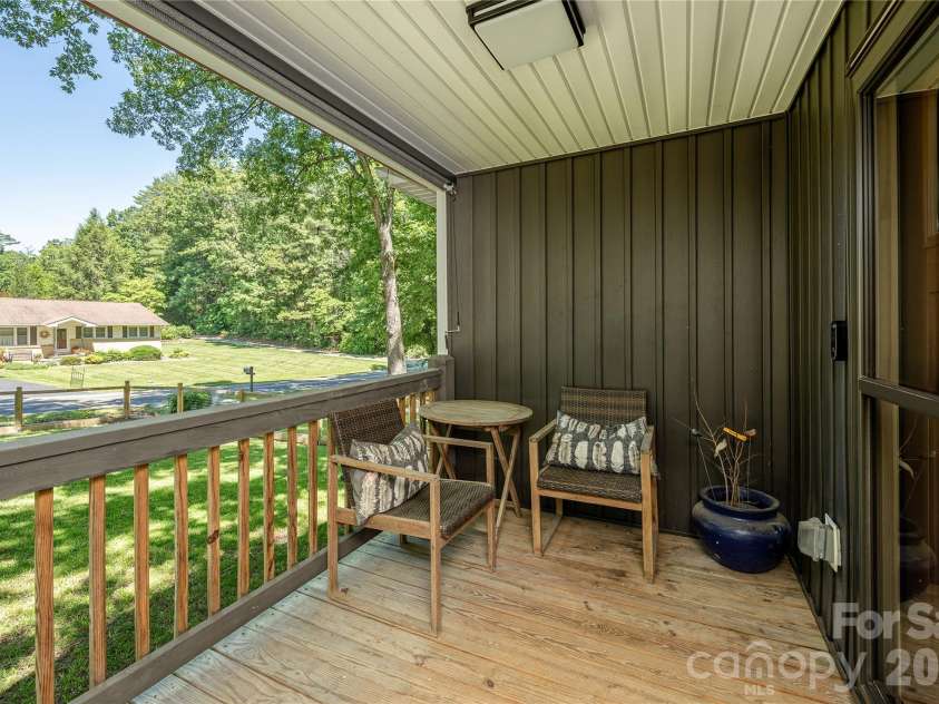 40 Dove Haven Lane, Hendersonville, NC 28791.  MLS# CAR4386023, YatesRealty ID 31325. 