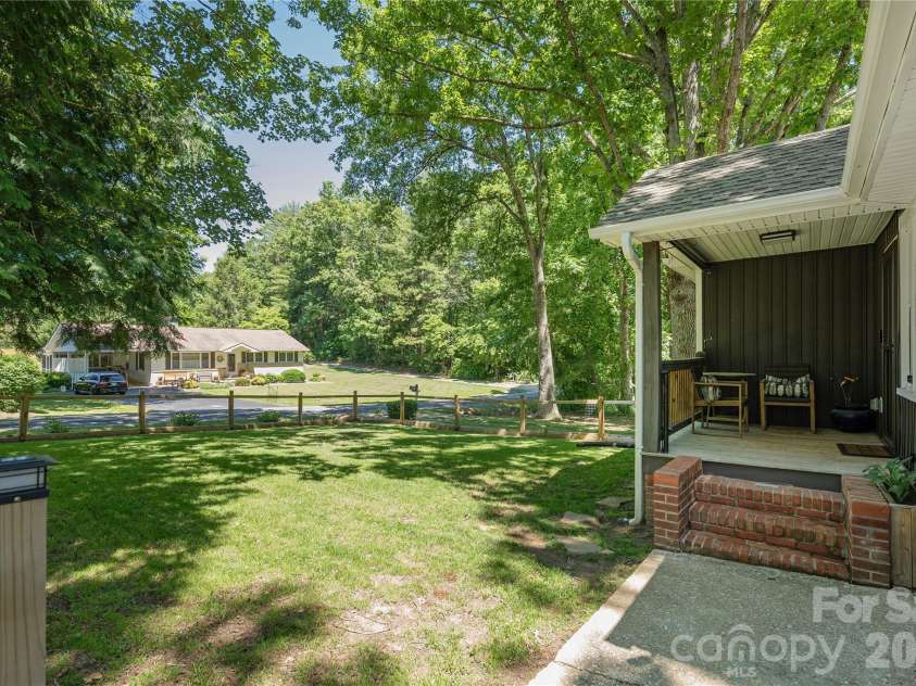 40 Dove Haven Lane, Hendersonville, NC 28791.  MLS# CAR4386023, YatesRealty ID 31325. 