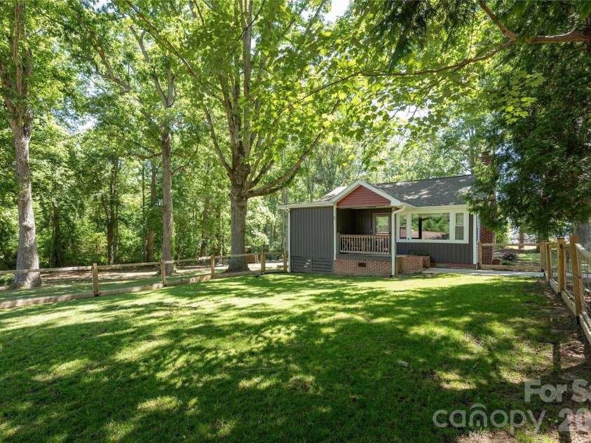 40 Dove Haven Lane, Hendersonville, NC 28791.  MLS# CAR4386023, YatesRealty ID 31325. 