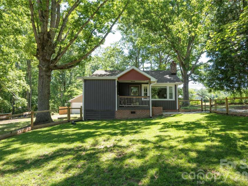 40 Dove Haven Lane, Hendersonville, NC 28791.  MLS# CAR4386023, YatesRealty ID 31325. 