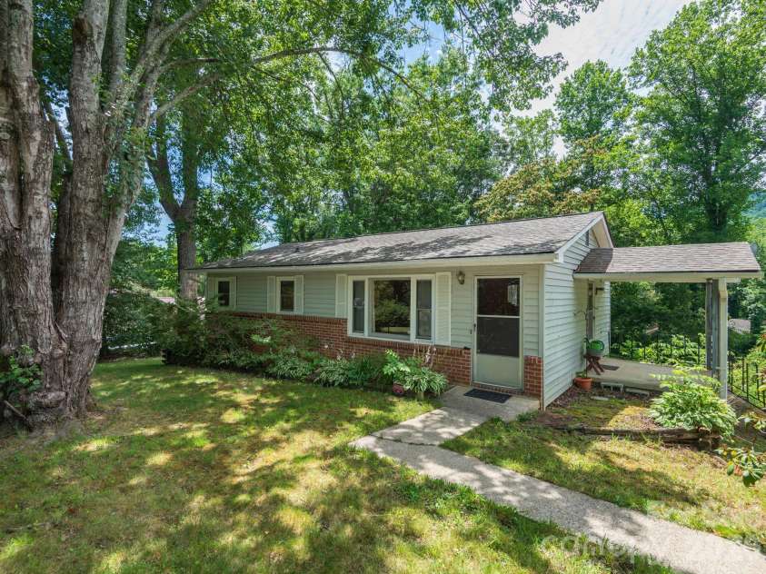 807 Cherokee Avenue, Black Mountain, NC 28711.  MLS# CAR4390999, YatesRealty ID 31327. 