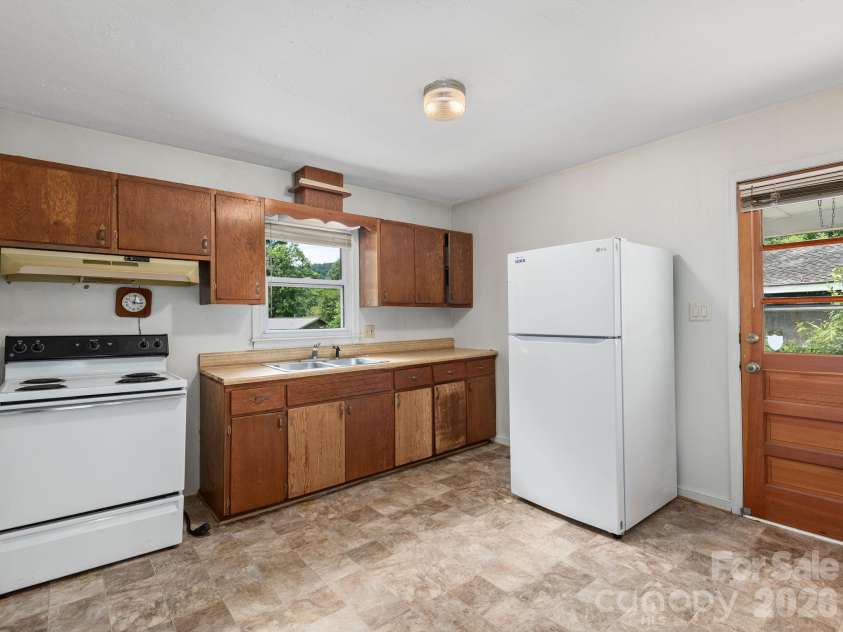 807 Cherokee Avenue, Black Mountain, NC 28711.  MLS# CAR4390999, YatesRealty ID 31327. 