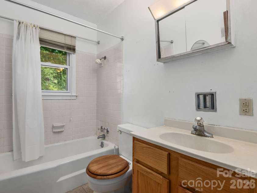 807 Cherokee Avenue, Black Mountain, NC 28711.  MLS# CAR4390999, YatesRealty ID 31327. 