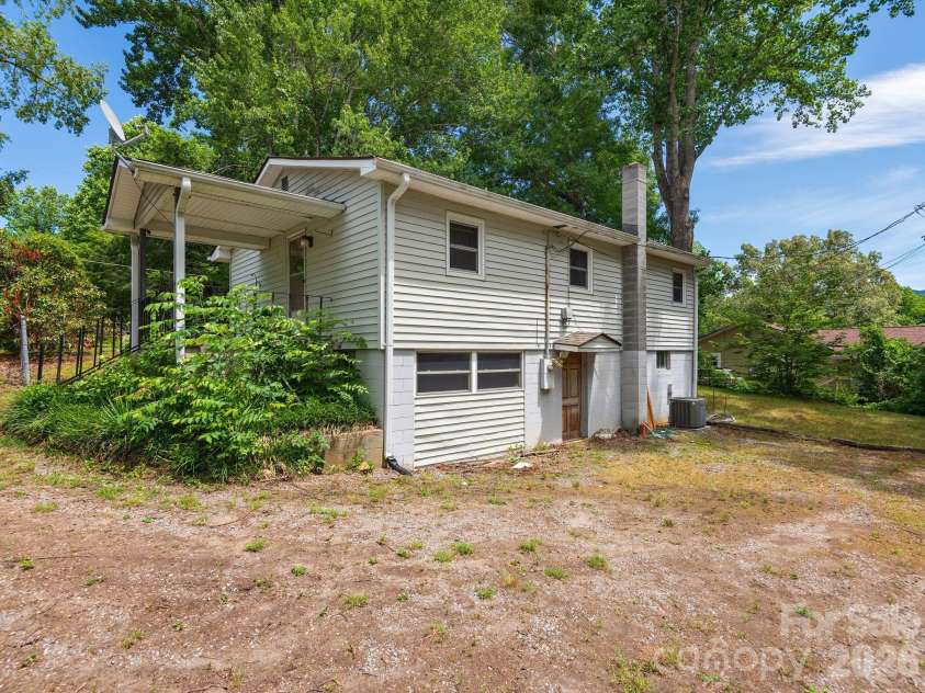 807 Cherokee Avenue, Black Mountain, NC 28711.  MLS# CAR4390999, YatesRealty ID 31327. 