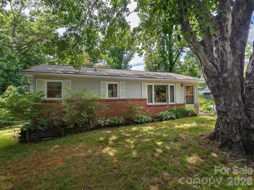 807 Cherokee Avenue, Black Mountain, NC 28711.  MLS# CAR4390999, YatesRealty ID 31327. 