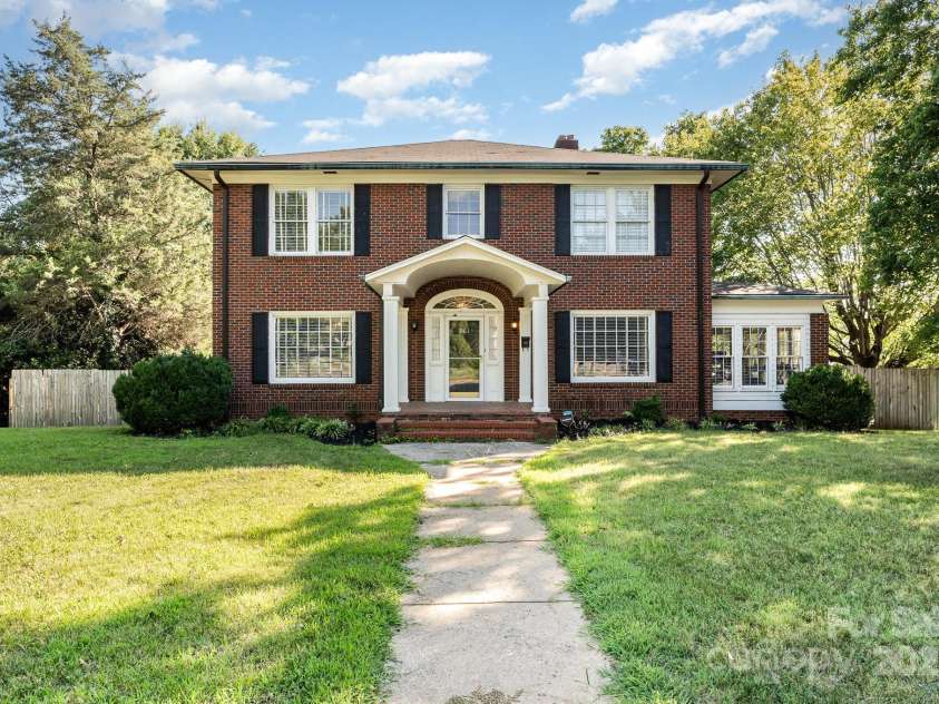 761 Center Street, Statesville, NC 28677.  MLS# CAR4281554, YatesRealty ID 31328. 