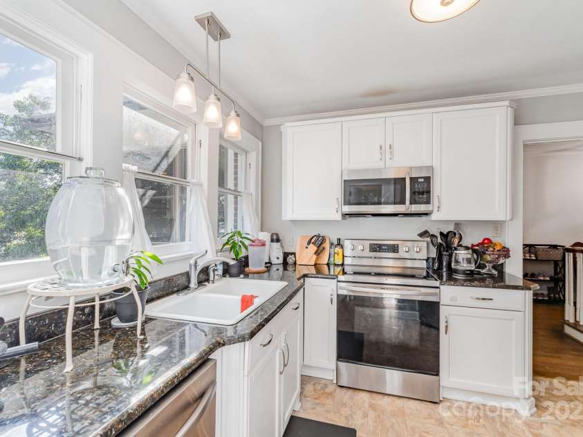 761 Center Street, Statesville, NC 28677.  MLS# CAR4281554, YatesRealty ID 31328. 