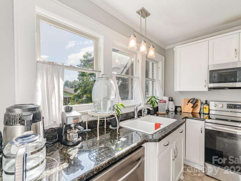 761 Center Street, Statesville, NC 28677.  MLS# CAR4281554, YatesRealty ID 31328. 