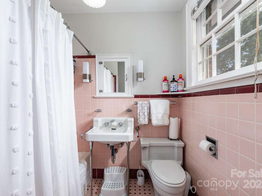 761 Center Street, Statesville, NC 28677.  MLS# CAR4281554, YatesRealty ID 31328. 