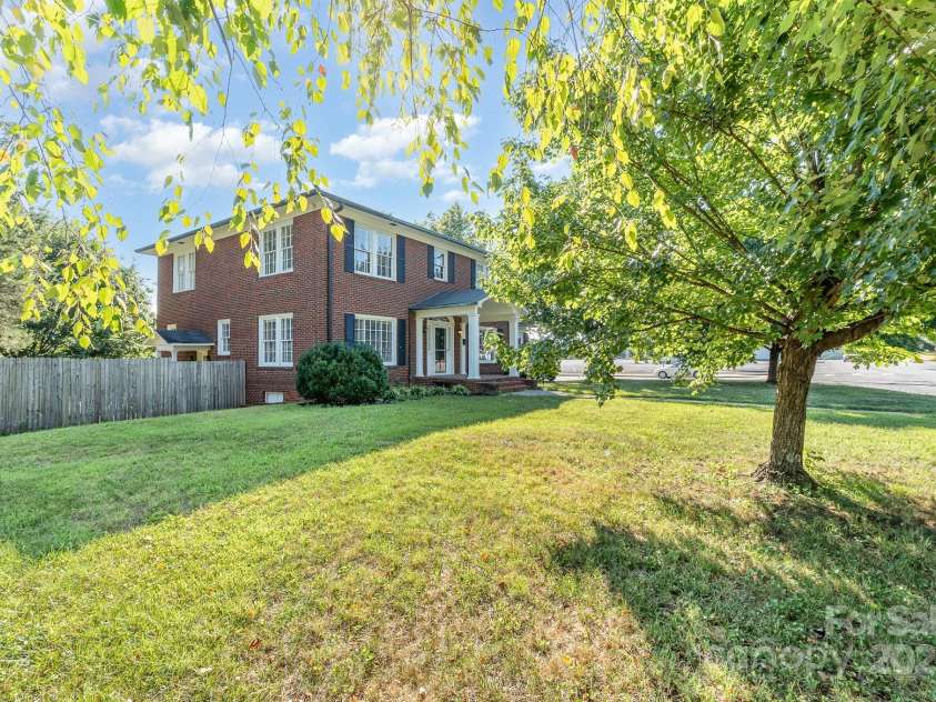 761 Center Street, Statesville, NC 28677.  MLS# CAR4281554, YatesRealty ID 31328. 