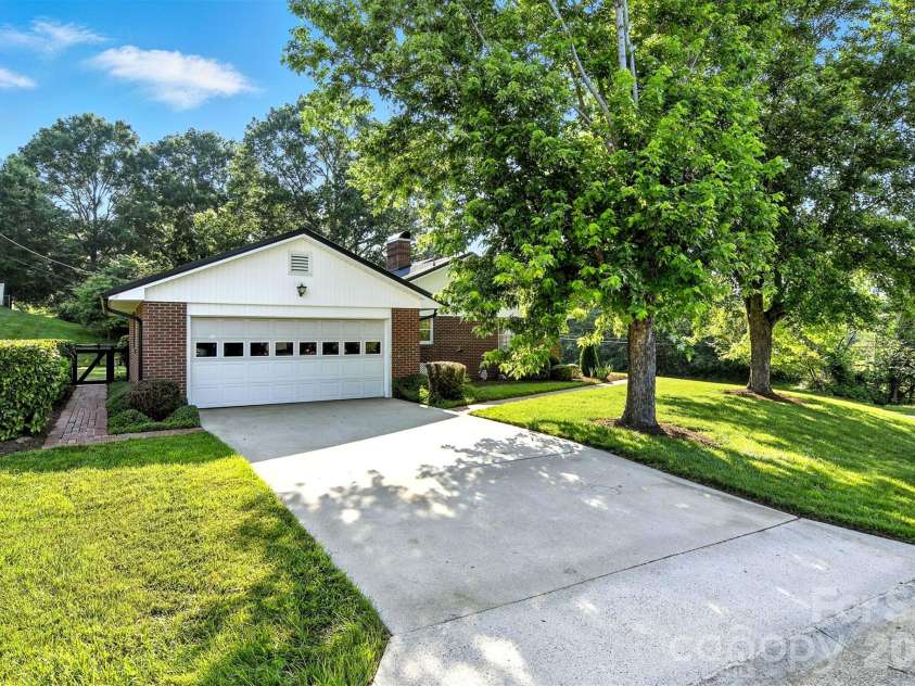 601 Pennell Street, Lenoir, NC 28645.  MLS# CAR4274265, YatesRealty ID 3133. 
