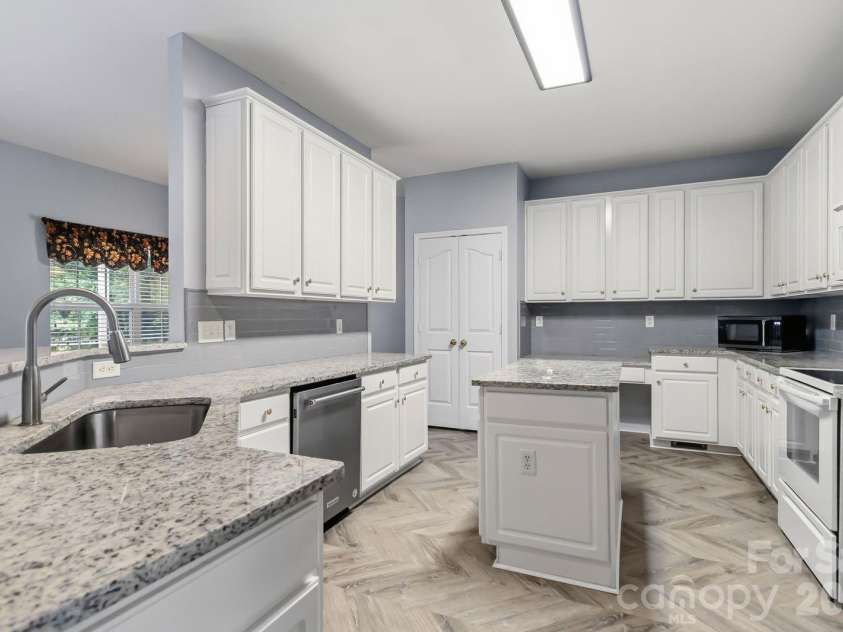 10606 Augustine Hill Lane, Charlotte, NC 28227.  MLS# CAR4394467, YatesRealty ID 31330. 
