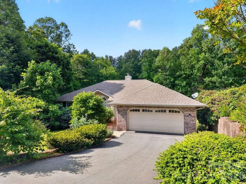 7 Firestone Court, Etowah, NC 28729.  MLS# CAR4383337, YatesRealty ID 31331. 