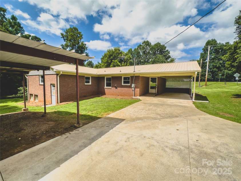 2680 Peachtree Road, Statesville, NC 28625.  MLS# CAR4290683, YatesRealty ID 31333. 