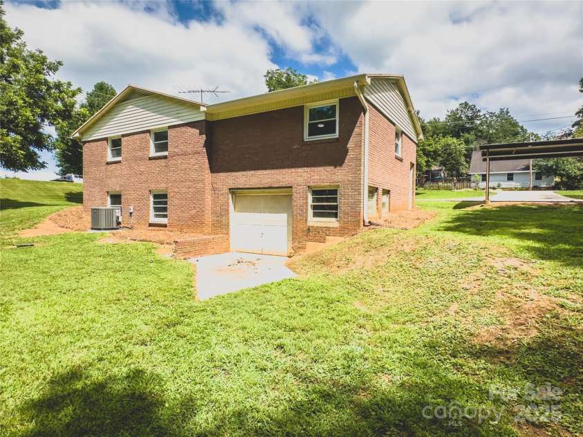 2680 Peachtree Road, Statesville, NC 28625.  MLS# CAR4290683, YatesRealty ID 31333. 