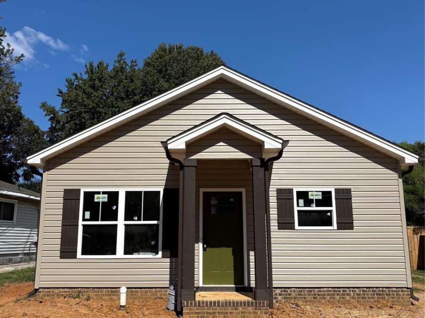 211 Seigle Street, Lowell, NC 28098.  MLS# CAR4290554, YatesRealty ID 31334. 
