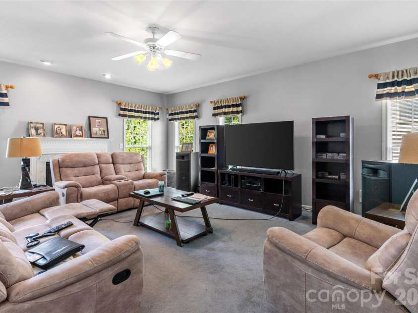 2725 Billings Park Drive, Charlotte, NC 28213.  MLS# CAR4392568, YatesRealty ID 31337. 