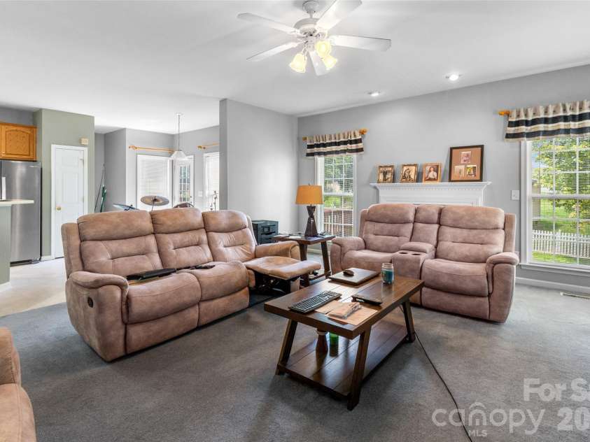 2725 Billings Park Drive, Charlotte, NC 28213.  MLS# CAR4392568, YatesRealty ID 31337. 