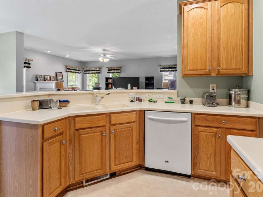 2725 Billings Park Drive, Charlotte, NC 28213.  MLS# CAR4392568, YatesRealty ID 31337. 