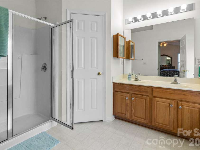 2725 Billings Park Drive, Charlotte, NC 28213.  MLS# CAR4392568, YatesRealty ID 31337. 