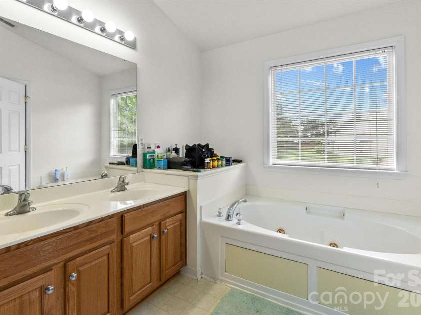 2725 Billings Park Drive, Charlotte, NC 28213.  MLS# CAR4392568, YatesRealty ID 31337. 