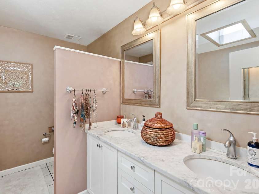11 Echo Lake Drive, Fairview, NC 28730.  MLS# CAR4387481, YatesRealty ID 31338. Ensuite Full Bath