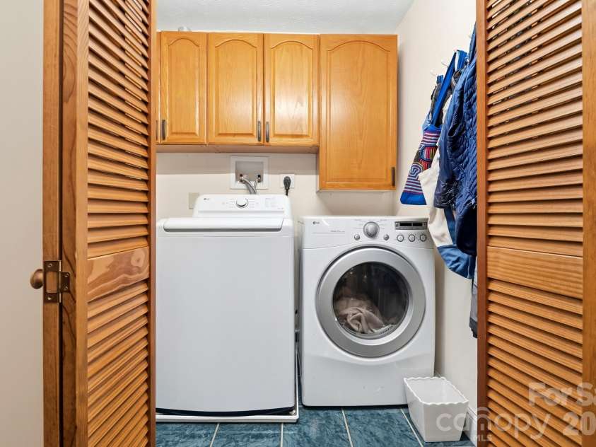 11 Echo Lake Drive, Fairview, NC 28730.  MLS# CAR4387481, YatesRealty ID 31338. Laundry On Main Level