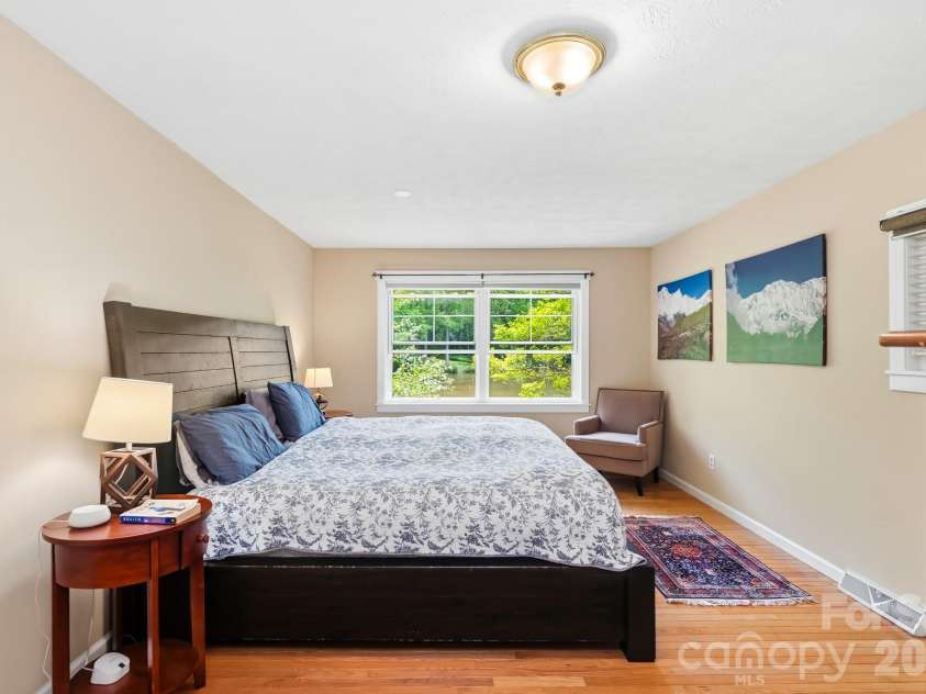 11 Echo Lake Drive, Fairview, NC 28730.  MLS# CAR4387481, YatesRealty ID 31338. Main-Level Primary Suite