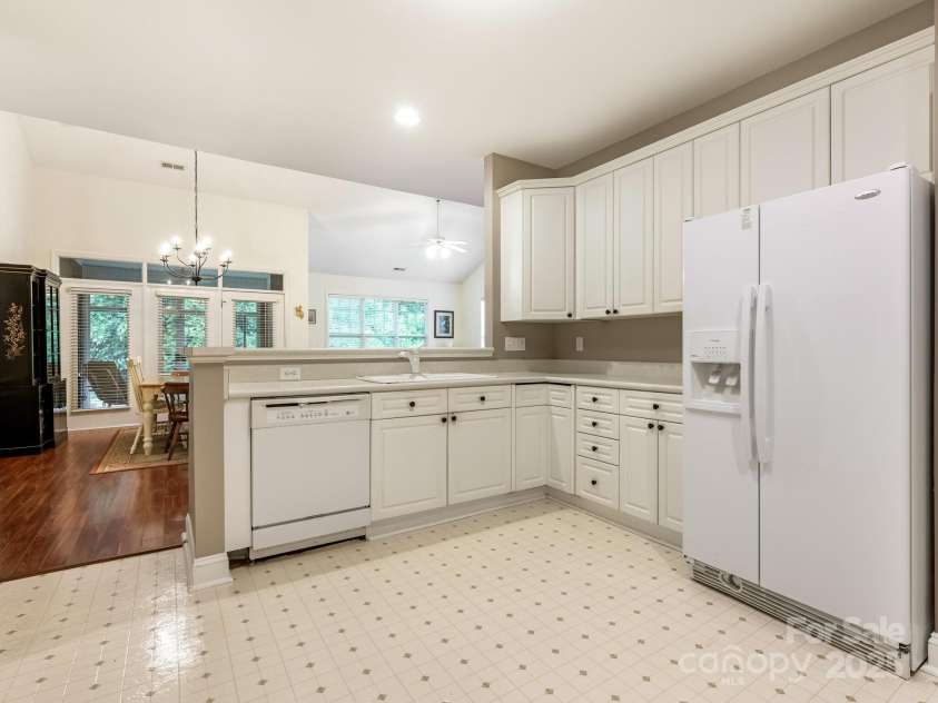 3729 Oak View Court, Matthews, NC 28105.  MLS# CAR4289606, YatesRealty ID 31339. 