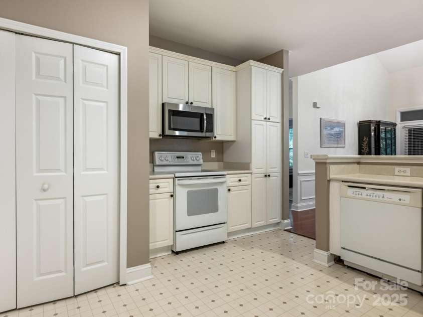 3729 Oak View Court, Matthews, NC 28105.  MLS# CAR4289606, YatesRealty ID 31339. 