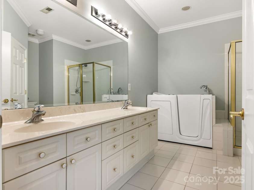 3729 Oak View Court, Matthews, NC 28105.  MLS# CAR4289606, YatesRealty ID 31339. 