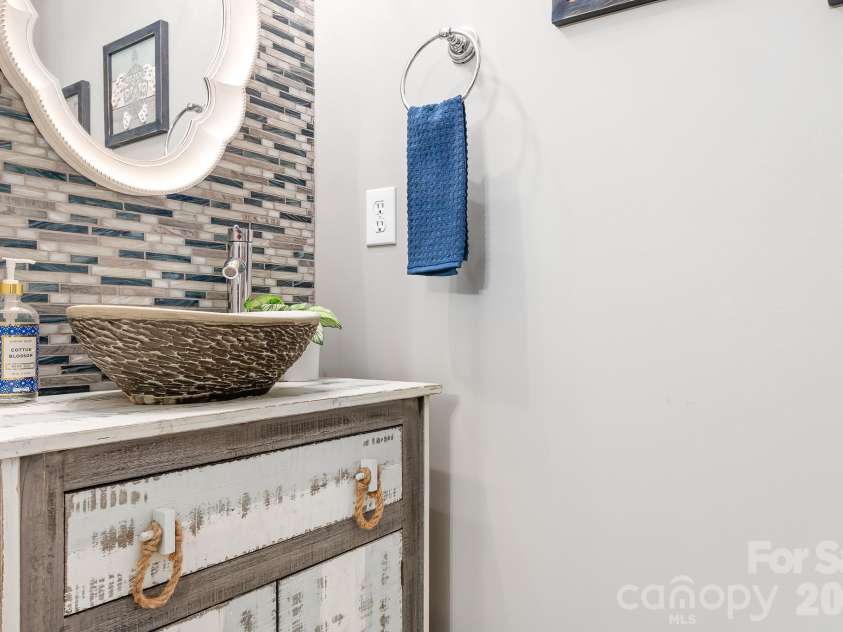 17640 Caldwell Track Drive, Cornelius, NC 28031.  MLS# CAR4350638, YatesRealty ID 3134. Powder Room