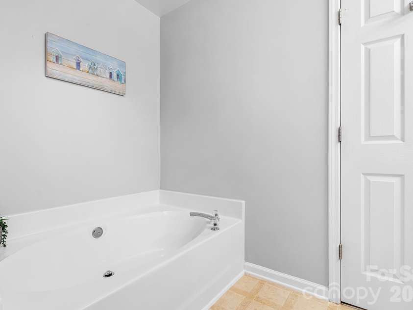 17640 Caldwell Track Drive, Cornelius, NC 28031.  MLS# CAR4350638, YatesRealty ID 3134. Soaking Tub in Owners Bath
