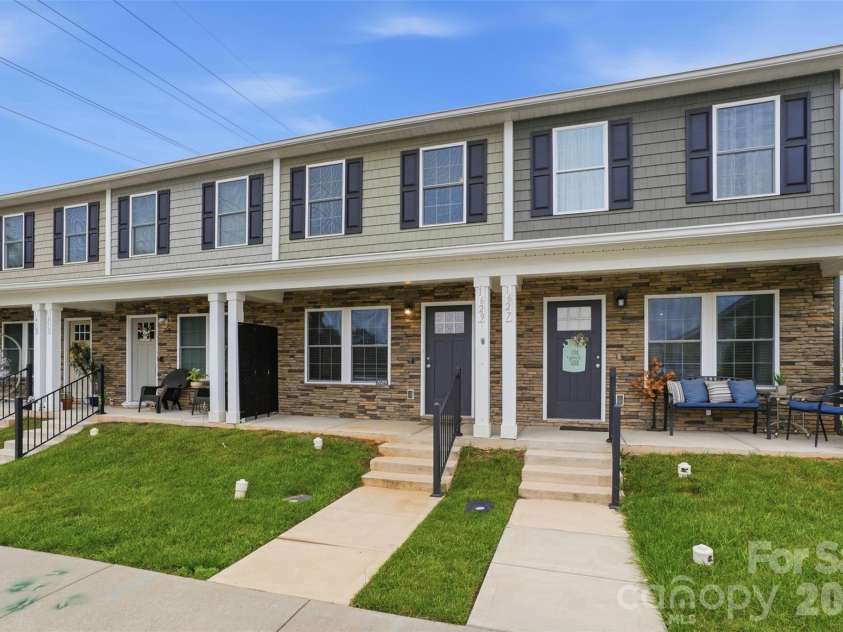 1629 Oak Leaf Drive, Hickory, NC 28601.  MLS# CAR4383782, YatesRealty ID 31343. 