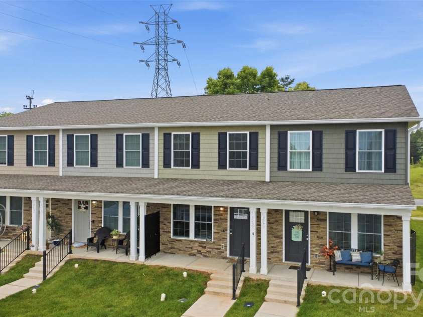 1629 Oak Leaf Drive, Hickory, NC 28601.  MLS# CAR4383782, YatesRealty ID 31343. Townhome Row View