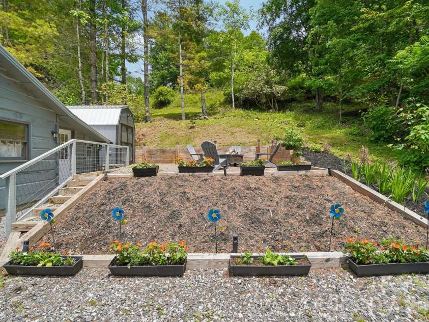 175 Village Lane, Mars Hill, NC 28754.  MLS# CAR4387698, YatesRealty ID 31344. Nicely Landscaped