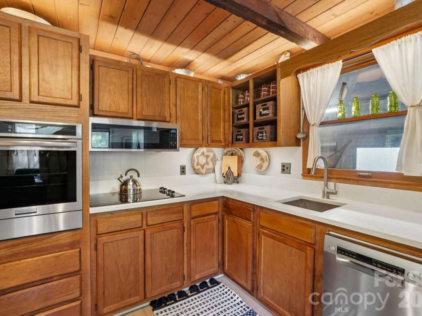 175 Village Lane, Mars Hill, NC 28754.  MLS# CAR4387698, YatesRealty ID 31344. Stainless Appliances