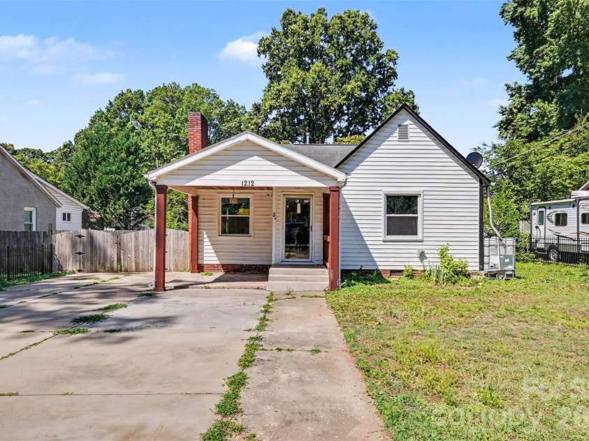 1212 Meadow Lane Lane, Charlotte, NC 28205.  MLS# CAR4392985, YatesRealty ID 31345. 