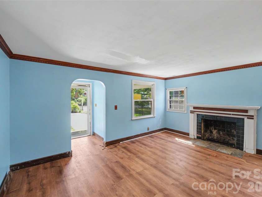 1212 Meadow Lane Lane, Charlotte, NC 28205.  MLS# CAR4392985, YatesRealty ID 31345. 