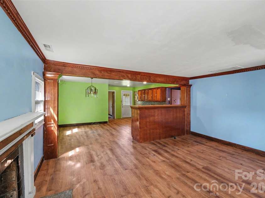 1212 Meadow Lane Lane, Charlotte, NC 28205.  MLS# CAR4392985, YatesRealty ID 31345. 