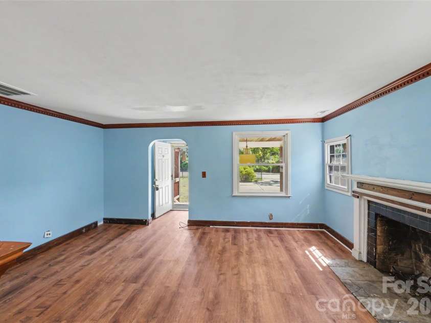 1212 Meadow Lane Lane, Charlotte, NC 28205.  MLS# CAR4392985, YatesRealty ID 31345. 