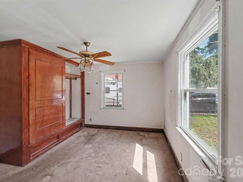 1212 Meadow Lane Lane, Charlotte, NC 28205.  MLS# CAR4392985, YatesRealty ID 31345. 