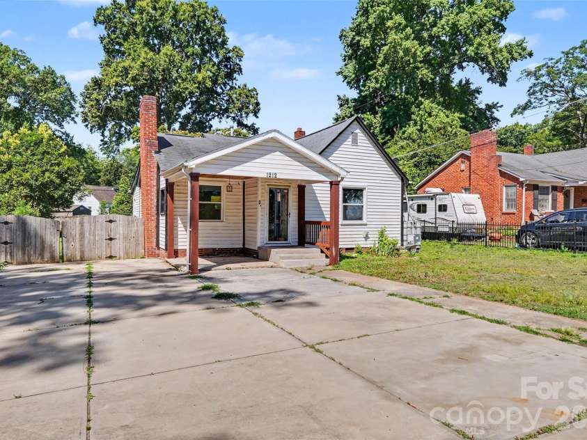 1212 Meadow Lane Lane, Charlotte, NC 28205.  MLS# CAR4392985, YatesRealty ID 31345. 